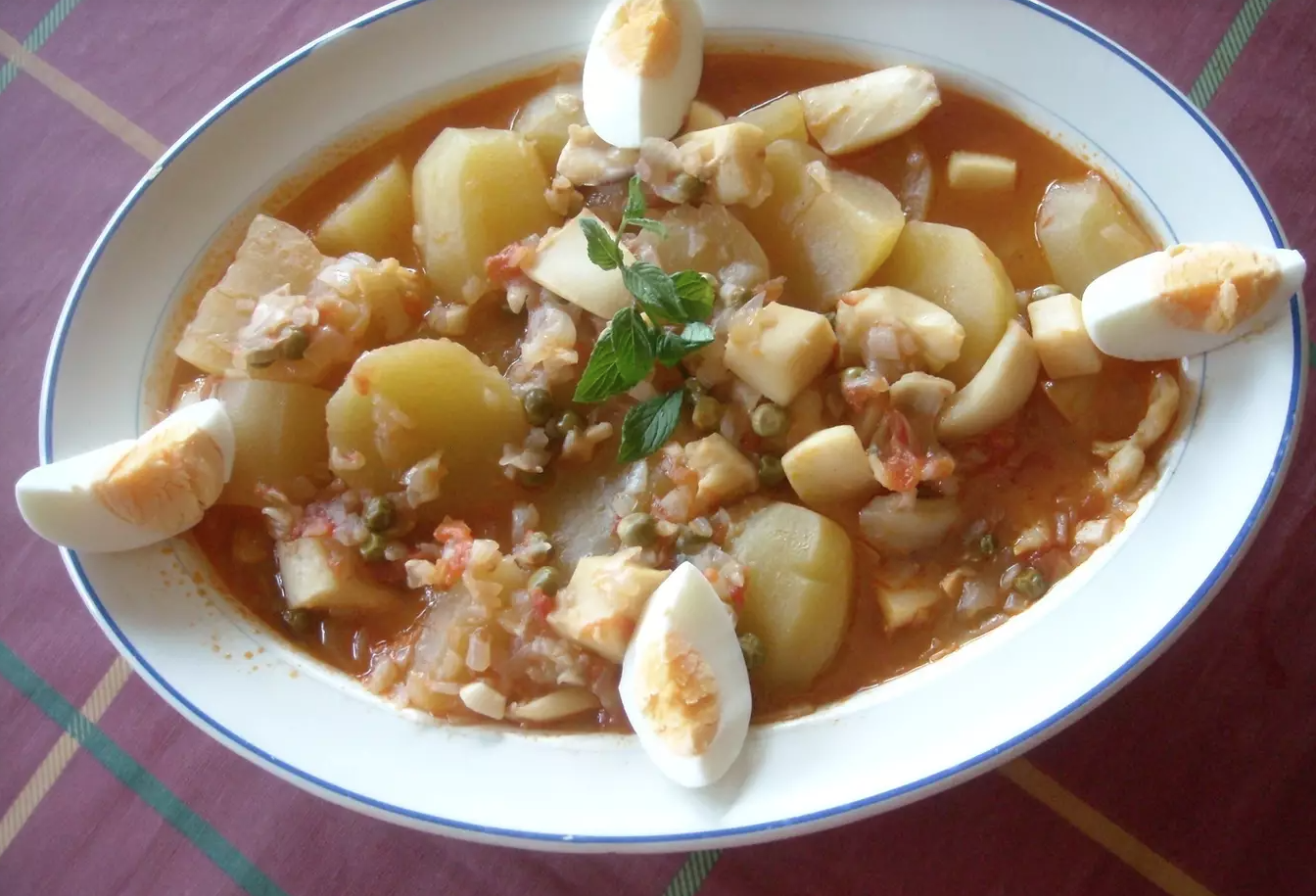 Ensalada de pimientos asados atún y huevo con sepia con patatas y guisantes